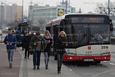 Autobus Solaris Urbino 18 linii 227 na przystanku przy...
