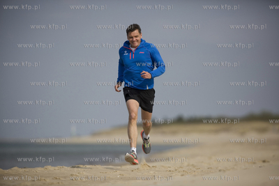 Adam Korol biega na plazy na gdanskich Stogach. 30.04.2015...