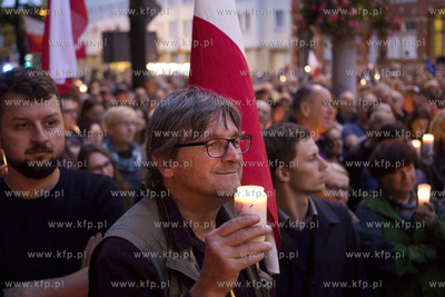 Gdańsk. Łańcuch światła, protest przed Sądem...