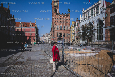 Układanie fragmentu próbnej nawierzchni z kostki...