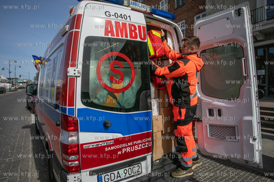 Karetka pogotowia i bus wypełniony sprzętem medycznym...