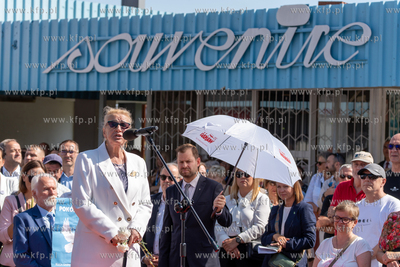 Gdańsk. Plac Solidarności. Symboliczne otwarcie bramy...