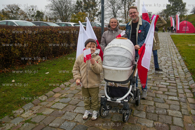 Góra Gradowa. Flagi dla mieszkańców i turystów...