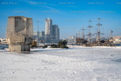 Zimowa Gdynia. Pomnik  Josepha Conrada, w oddali Sea...