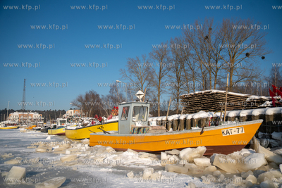 Zima na Mierzei Wiślanej. Zamarznięty port rybacki...