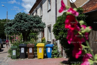 Gdańsk, ul. Zamenhofa. Pojemniki do segregacji śmieci....
