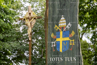 Sopot. Złożenie kwiatów pod krzyżem papieskim w...