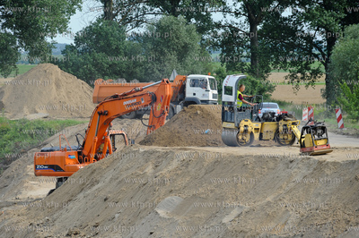 Przegalina. Budowa mostu zwodzonego przy sluzie Przegalina.
22.07.2011
fot....