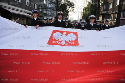 Gdynia. Parada zalog startujacych w Zlocie Zaglowcow...