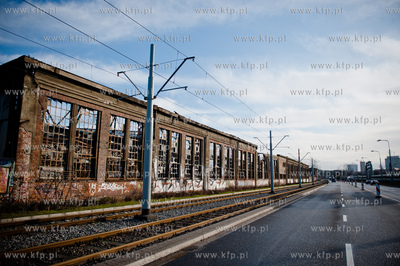 Gdansk. Dogaszanie doszczetnie spalonej hali produkcyjnej...