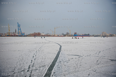 Gdansk. Martwa Wisla. Niskie temperatury utworzyly...