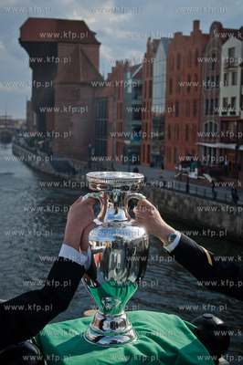 Marynarze okretu rakietowego ORP Orkan transportuja...