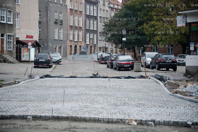 Gdansk. Wymiana kostki brukowej na skrzyzowaniu ulic...