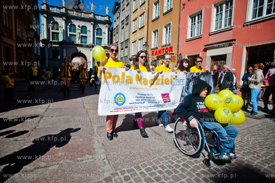 Gdansk. Ul. Dluga. Korowod Pol Nadziei z udzialem Orkiestry...