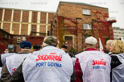 Gdynia. Pikieta zwiazkowcow NSZZ Solidarnosc przed...