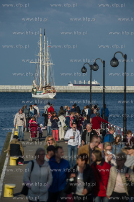 Gdynia. Basen Prezydenta. Uczestnicy Onko-Rejsu wyruszaja...