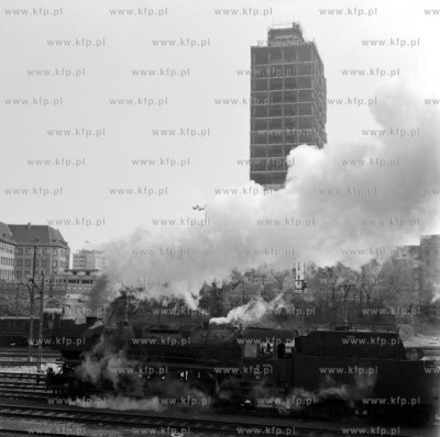 Lokomotywa wyjezdza z Dworca Glownego PKP, w glebi...