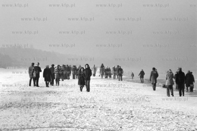 Zimowy spacer na plazy w Gdansku Brzeznie. 
01.02.1976
1luty76_z.kosycarz_p5
Fot....