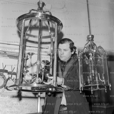 Eugrniusz Czernia, metaloplastyk w swojej pracowni...