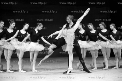 Próba do baletu Jezioro łabędzie w Sredniej Szkole...