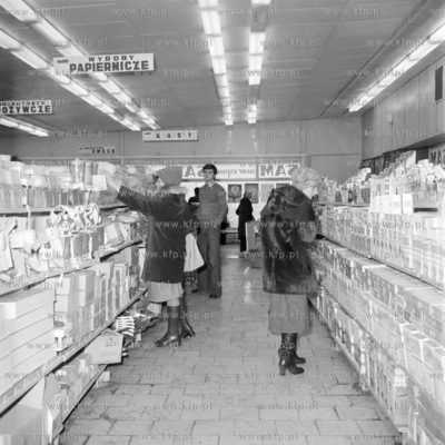 Supersam nr 115 przy ulicy Czerwonych Kosynierów w...