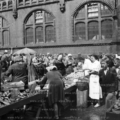 Handel warzywami i owocami obok Hali Targowej w Gdańsku....