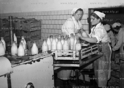 Linia produkcyjna mleka w zakładzie spółdzielni...