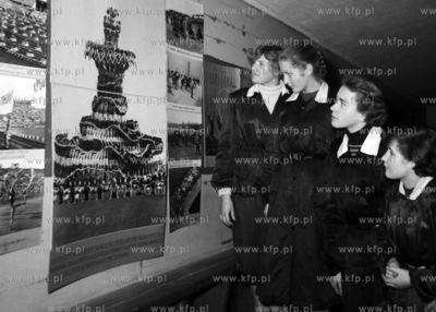 Na wystawie poświęconej współzawodnictwu sportowemu....