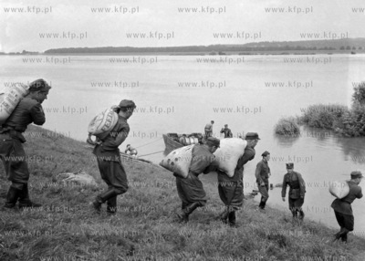 Umacnianie brzegów Wisły workami z piaskiem. (lata60)
1962
0005288z_tczew
Fot....