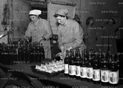 Linia produkcyjna wina. (lata60) 1964 Fot. Zbigniew...