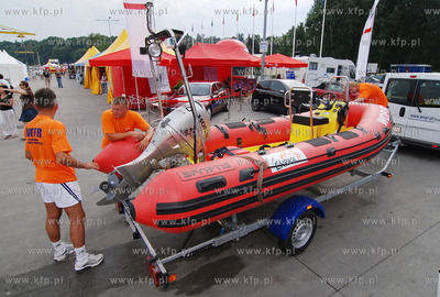 Gdynia. Marina. Targi Wiatr i Woda. Nz. ratownicy WOPR...