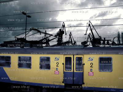 Kolejka SKM przejezdzajaca przez przystanek w Gdansku...