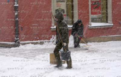 Zima dotarla do Gdanska. Nz. odsniezanie
07.01.2009
fot....