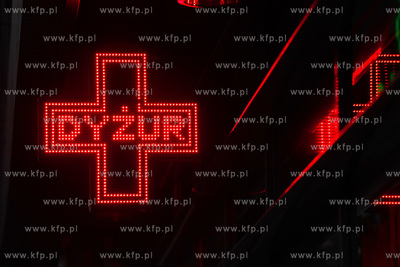 Gdansk, neon apteki przy ul. Kartuskiej. 14.11.2009...