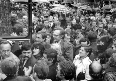 Objazd delegacji Solidarnosci po podkrakowskich miejscowosciach....