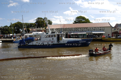 W porcie morskim w Ustce trwa wydobywanie z dna kanalu...