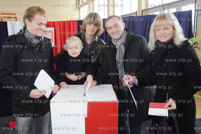 Prezydent Gdyni Wojciech Szczurek wraz z rodzina glosowal...