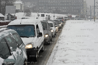 Intensywne opady sniegu spowodowaly utrudnienia na...