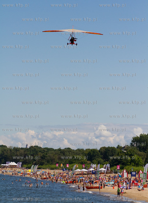 Sloneczna letnia pogoda sprzyjala wypoczynkowi na plazy...