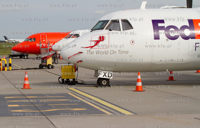 Port Lotniczy Gdansk. Nz. ATR linii FedEx w tle Saab...
