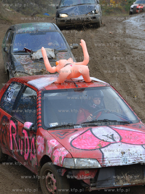 ZYWE TRUPY GRASOWAŁY W KOLIBKACH. Kolejna 14. juz...