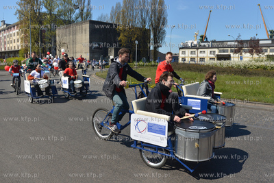 Bialo czerwony peleton pojawil sie 2 maja na ulicach...