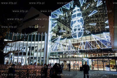 Iluminacja świąteczna i 38 metrowa choinka w Forum...