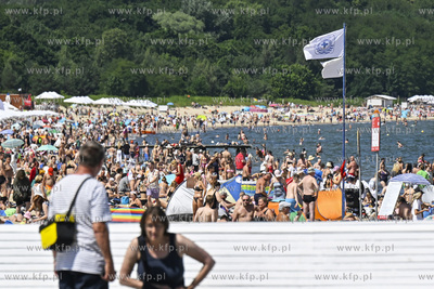 Sopot. Tlumy turystow w Sopocie. Nz. plaza. 08.07.2023...