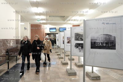 Dworzec Podmiejskie w Gdyni. Wystawa fotograficzna...