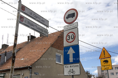 Znaki ostrzegawcze Zwolnij jeże na ulicy Ogrodowej...