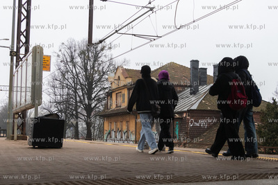 Zdewastowany budynek stojący obok przystanku SKM Politechnika...