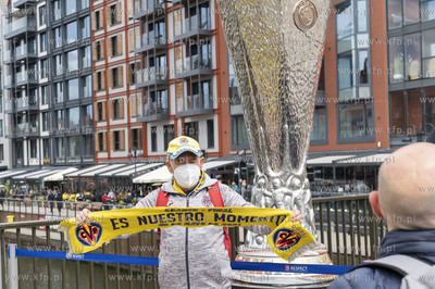 Kibice Manchester United i Villarreal fotografują...