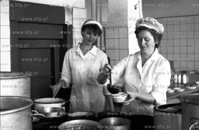 Kucharki w restauracji Gryf Kaszubski w Zukowie. 1czerwiec1985_z.kosycarz_p2...