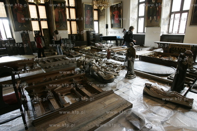 Uratowane zabytki ze spalonego kosciola sw. Katarzyny...